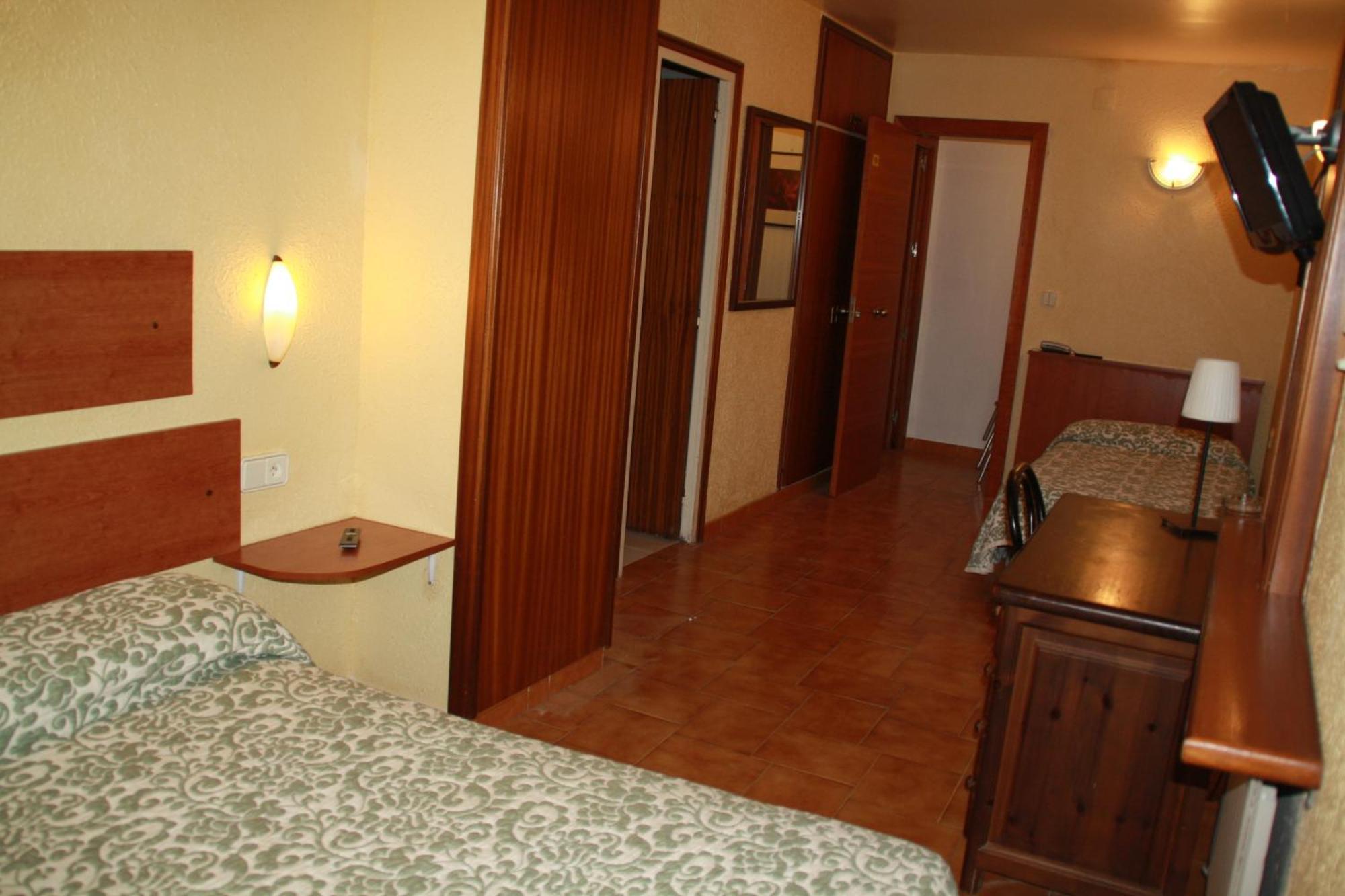 Hotel la Masia Portbou Bagian luar foto