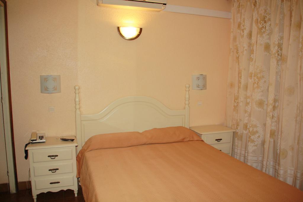 Hotel la Masia Portbou Ruang foto