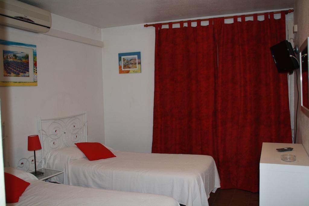 Hotel la Masia Portbou Ruang foto